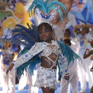 Lorena Raissa, ainda criança, desfilando na Sapucaí em 2024 pela Beija-Flor, no enredo em homenagem às telecomunicações e a Boni, intitulado 'O astro iluminado da comunicação brasileira'