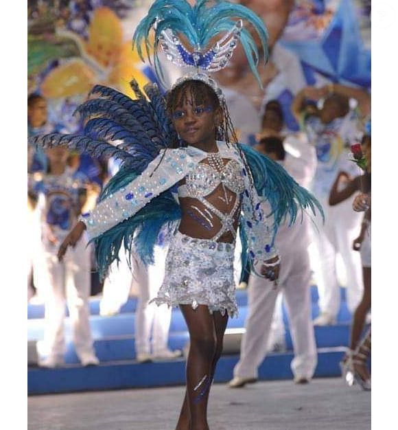 Lorena Raissa, ainda criança, desfilando na Sapucaí em 2024 pela Beija-Flor, no enredo em homenagem às telecomunicações e a Boni, intitulado 'O astro iluminado da comunicação brasileira'