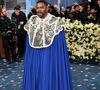 Colman Domingo, co-anfitrião do Met Gala 2025, escolheu um look exclusivo assinado por Alessandro Michele para a Valentino. A peça traz elementos da alta-costura da maison, com bordados em paetês dourados e uma imponente capa plissada inspirada na coleção de outono 2025
