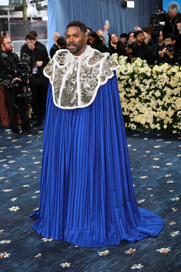 Colman Domingo, co-anfitrião do Met Gala 2025, escolheu um look exclusivo assinado por Alessandro Michele para a Valentino. A peça traz elementos da alta-costura da maison, com bordados em paetês dourados e uma imponente capa plissada inspirada na coleção de outono 2025