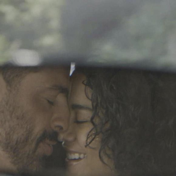 César (Cauã Reymond) e Maria de Fátima (Bella Campos) em aconchego antes de acidente de carro com Afonso (Humberto Carrão) no capítulo 100