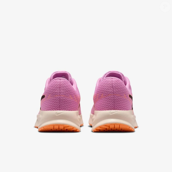 O sucesso do Nike Run Defy vai além do conforto: o visual moderno em rosa claro com detalhes bege e marrom fez o modelo virar destaque entre as apaixonadas por looks esportivos sofisticados