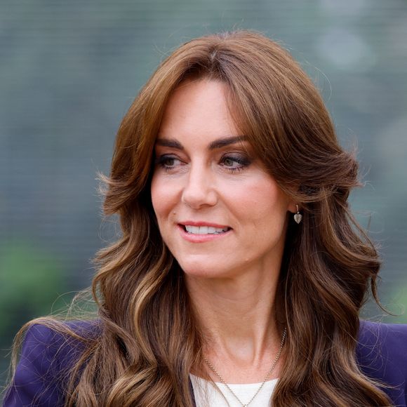 Kate Middleton ficou visivelmente abalada ao ver as fotos, publicadas em revistas na França e na Itália. Mesmo assim, decidiu manter a agenda oficial