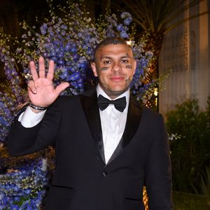 Toguro apostou em um terno clássico