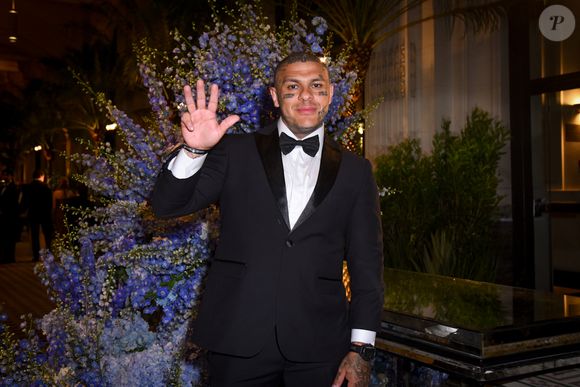 Toguro apostou em um terno clássico