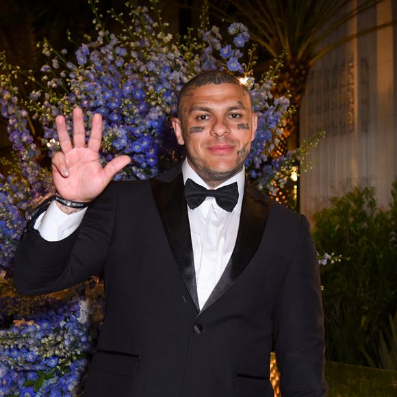 Toguro apostou em um terno clássico