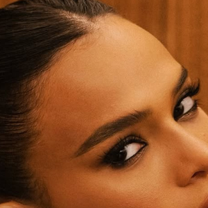 Bruna Marquezine foi alvo de transfobia de um internauta, que apontou, com uso de emoji com carinha de choro, que ela seria uma mulher trans