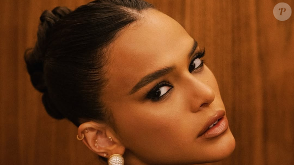Bruna Marquezine foi alvo de transfobia de um internauta, que apontou, com uso de emoji com carinha de choro, que ela seria uma mulher trans