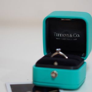 Sophia Valverde compartilhou com os usuários alguns registros desse grande momento do pedido de casamento, como a sua aliança grifada da Tiffany&Co.