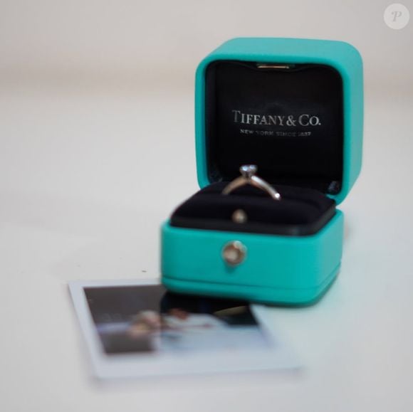 Sophia Valverde compartilhou com os usuários alguns registros desse grande momento do pedido de casamento, como a sua aliança grifada da Tiffany&Co.