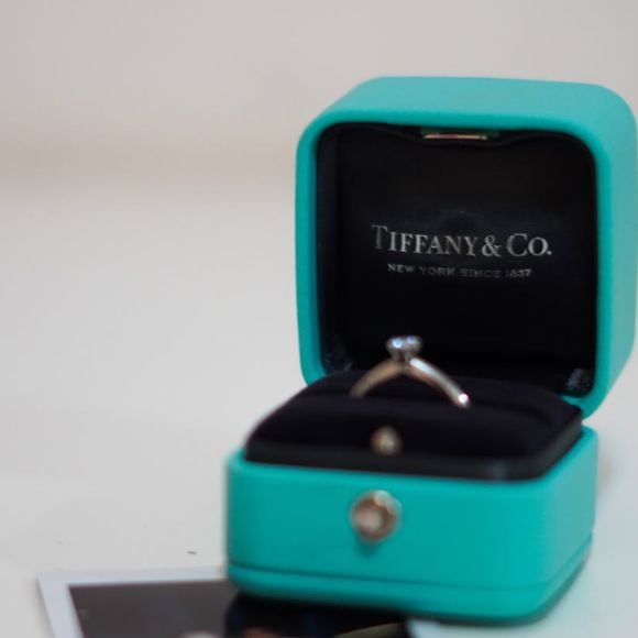 Sophia Valverde compartilhou com os usuários alguns registros desse grande momento do pedido de casamento, como a sua aliança grifada da Tiffany&Co.