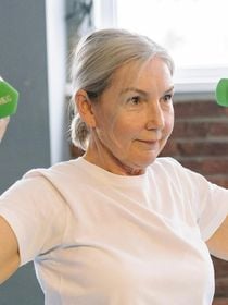 Kelly Sabalza, instrutora de Pilates: 'É possível melhorar a flacidez trabalhando os braços e os ombros de forma consciente com o Pilates'