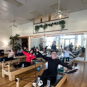 Além da dieta, Demi Moore também pratica muitos exercícios físicos, incluindo a yoga e pilates. Na imagem, ela aparece de vermelho em aulas com seu professor