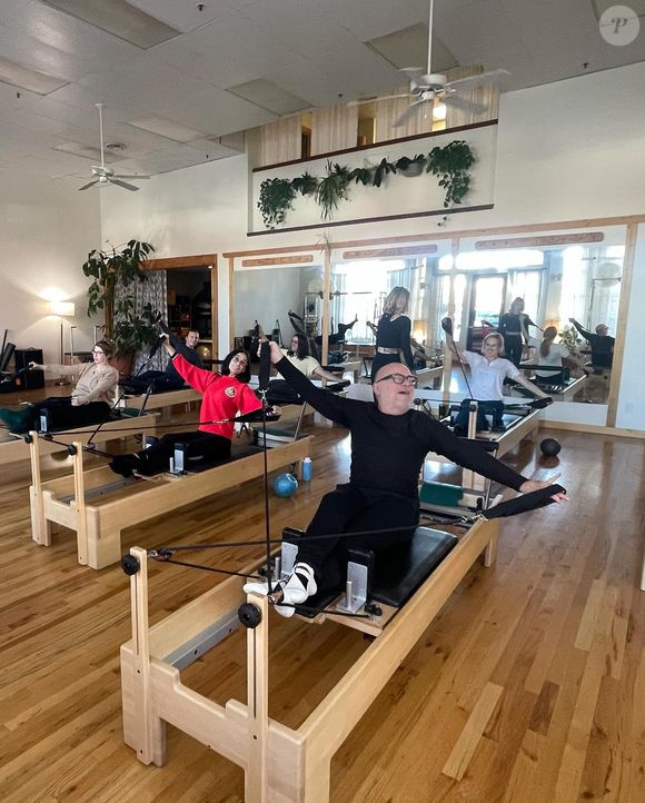 Além da dieta, Demi Moore também pratica muitos exercícios físicos, incluindo a yoga e pilates. Na imagem, ela aparece de vermelho em aulas com seu professor