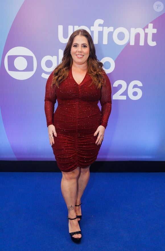 Look de Tati Machado no Upfront 2026 da Globo foi vestido curto em tom de vermelho fechado