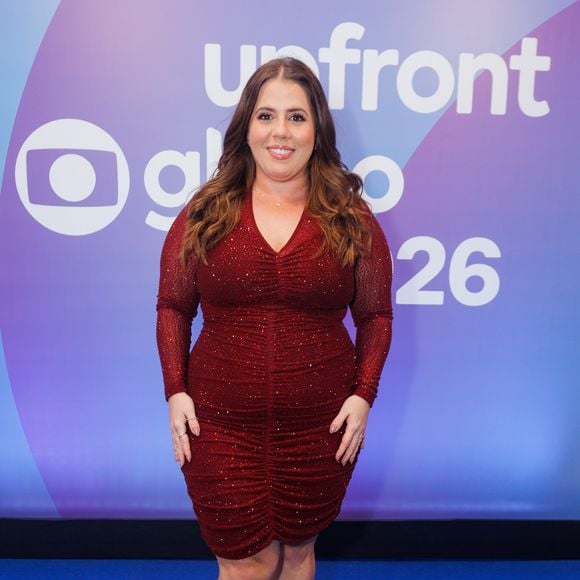 Look de Tati Machado no Upfront 2026 da Globo foi vestido curto em tom de vermelho fechado