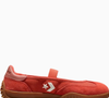 Os novos tênis Converse Run Star Trainer Ballet Flat na cor 'Laranja Mecânica' têm um visual que lembra sapatilhas de dança, mas trazem detalhes esportivos e um solado de borracha que chamam a atenção