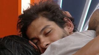 Festa de beijos em 'A Fazenda 17 tem Michelle Barros e Shia Phoenix, Dudu Camargo e Saory, e Duda e Luiz Mesquita...e beijo negado!