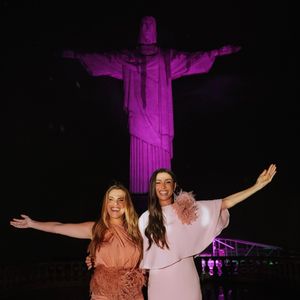 Os vestidos de Mônica Martelli e Ingrid Guimarães somam cerca de R$ 18,8 mil e têm detalhes como flores 3D, capa e penas