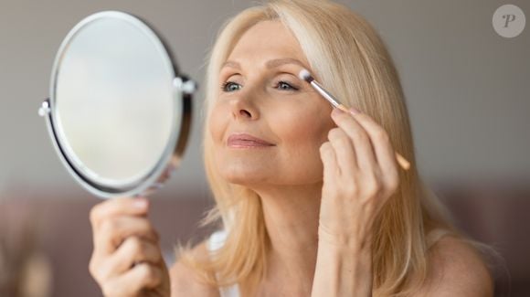 Usar produtos adequados à pele madura é fundamental para manter a rotina de skincare em dia depois dos 40+