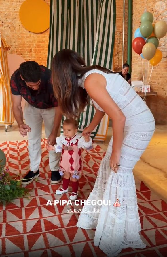 Fernanda Paes Leme e o ex Victor Sampaio chegaram juntos com a filha Pilar