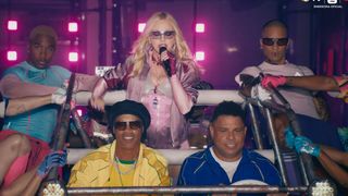 'Cota do Brasil na final da Copa do Mundo': Ronaldo e Ronaldinho Gaúcho surgem em apresentação de Madonna e divertem a web