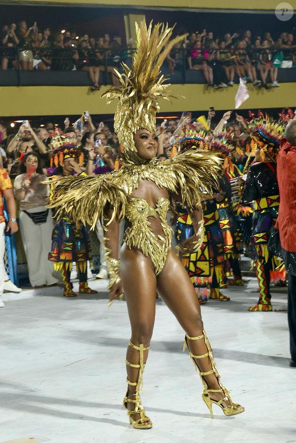 Erika Januza revelou que sua saída foi um pedido da própria direção da escola, o que causou revolta nos torcedores da agremiação, apaixonados pela atriz