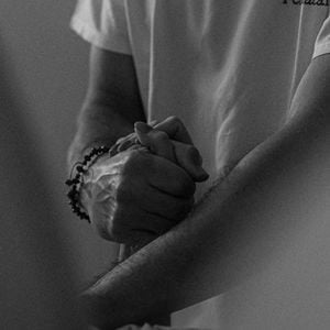 Camila Queiroz e Klebber Toledo exibiram momentos do parto da filha