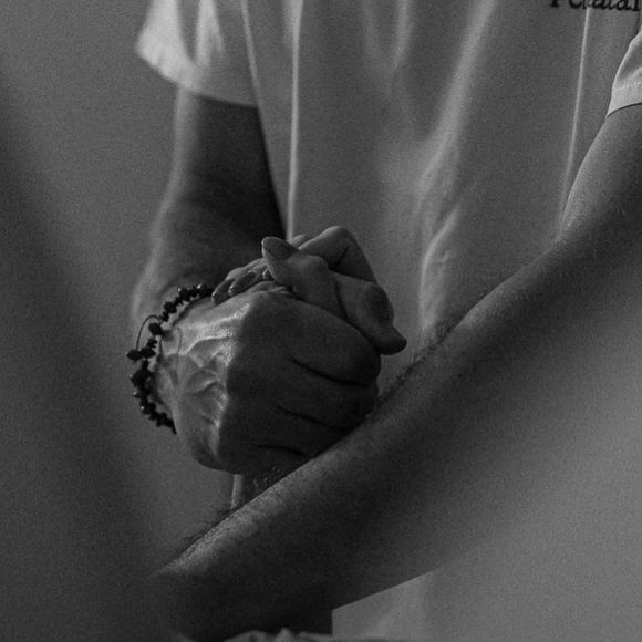 Camila Queiroz e Klebber Toledo exibiram momentos do parto da filha