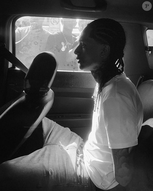 O lançamento do álbum "LIBERDADE" ganha força em meio a debates sobre crime e cultura.