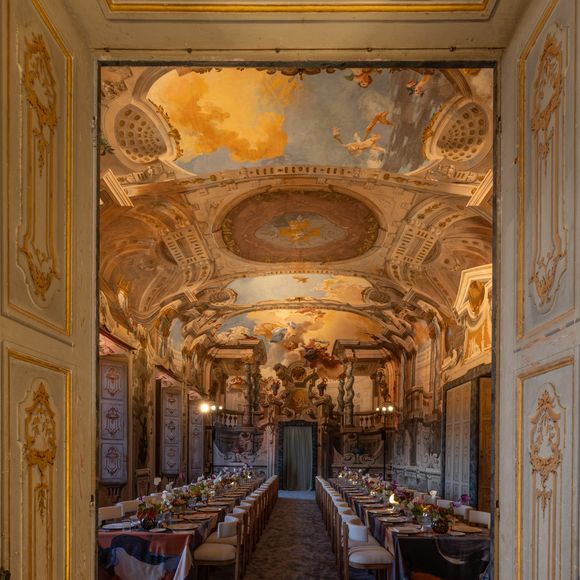 Ao chegar, os convidados foram recebidos pela fachada iluminada da villa, que dava o tom a uma noite que transitava entre a grandiosidade arquitetônica e a visão contemporânea, antes de desfrutarem de um coquetel no interior do espaço