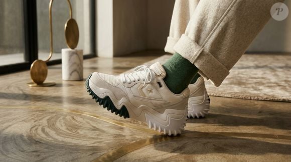 O Converse Wave Motion Trainer Cano Baixo Branco está à venda por R$ 899,90 e reúne materiais premium, plataforma exagerada e tecnologia de amortecimento para o dia a dia