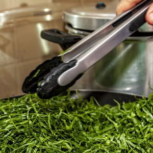 Cru ou cozida, a couve atua no fortalecimento do sistema imunológico, ajuda na digestão, contribui para a saúde dos ossos e ainda tem efeito desintoxicante no organismo