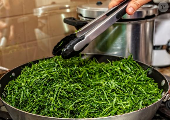 Cru ou cozida, a couve atua no fortalecimento do sistema imunológico, ajuda na digestão, contribui para a saúde dos ossos e ainda tem efeito desintoxicante no organismo