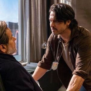 Paulinho confronta Ferette quando vilão envenena falando do pai dele na novela 'Três Graças'