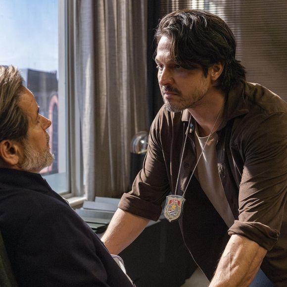 Paulinho confronta Ferette quando vilão envenena falando do pai dele na novela 'Três Graças'