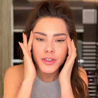 O que aconteceu no rosto de Carolina Dieckmmann? Atriz aparece com aparência diferente, é alvo de críticas e rebate: 'Acordei inchada mesmo'