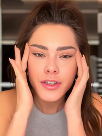 O que aconteceu no rosto de Carolina Dieckmmann? Atriz aparece com aparência diferente, é alvo de críticas e rebate: 'Acordei inchada mesmo'