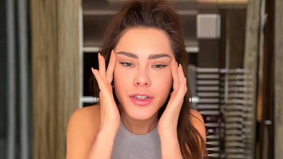 O que aconteceu no rosto de Carolina Dieckmmann? Atriz aparece com aparência diferente, é alvo de críticas e rebate: 'Acordei inchada mesmo'