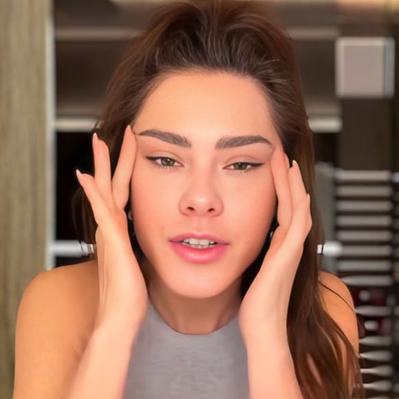 O que aconteceu no rosto de Carolina Dieckmmann? Atriz aparece com aparência diferente, é alvo de críticas e rebate: 'Acordei inchada mesmo'