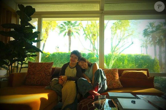 Gaten e Lizzy estão juntos há 5 anos e compartilham momentos nas redes sociais