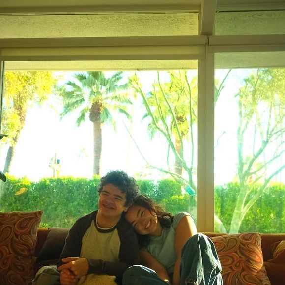 Gaten e Lizzy estão juntos há 5 anos e compartilham momentos nas redes sociais