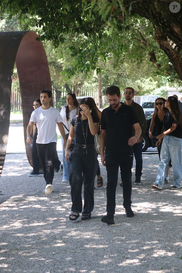 Mel Maia chegou ao velório da mãe toda vestida de preto e cobrindo o rosto