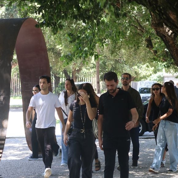 Mel Maia chegou ao velório da mãe toda vestida de preto e cobrindo o rosto
