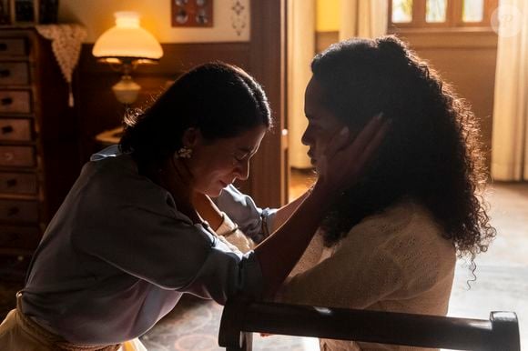 Em 'Garota do Momento', Clarice (Carol Castro) fica de joelhos para Beatriz (Duda Santos) e pede perdão