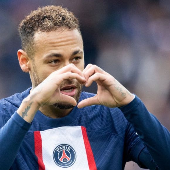 Neymar chega ao Aeroporto Catarina em SP e seguirá direto para a sede do Santos