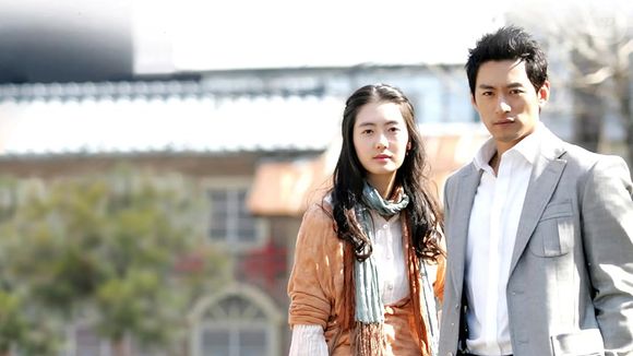 'Fashion 70s' traz a história de de duas jovens com passados entrelaçados que seguem caminhos opostos no mundo da moda