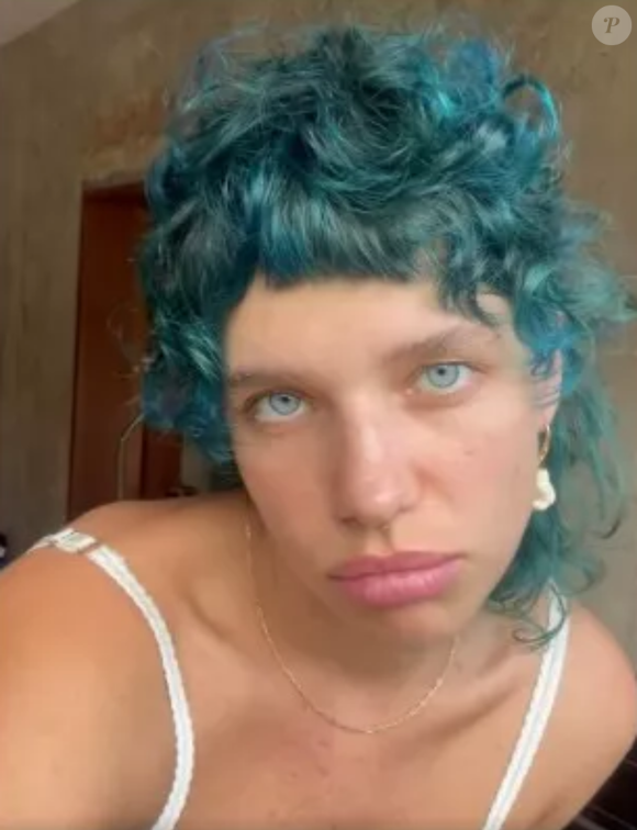 Bruna Linzmeyer usou franjinha muito curta e coloriu cabelos de azul