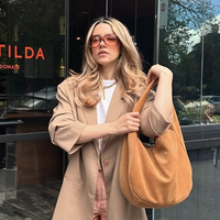 São sapatos de senhoras ricas, mas as mulheres elegantes os adoram: de couro e prontos para o escritório.