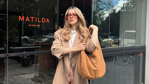 São sapatos de senhoras ricas, mas as mulheres elegantes os adoram: de couro e prontos para o escritório.